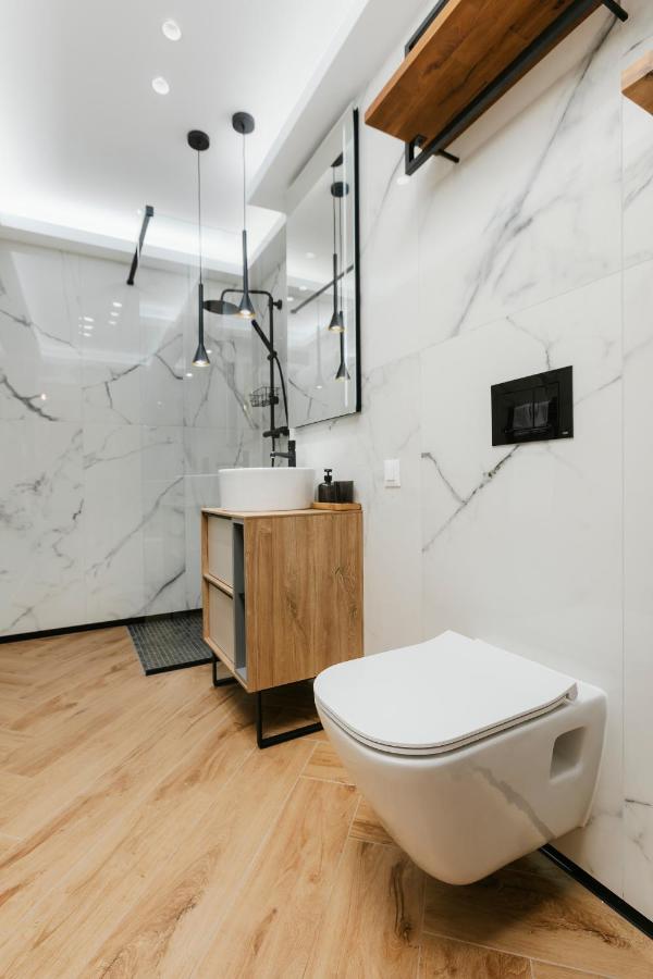 The Forest - Luxe Central Apt With Free Secured Parking Брашов Экстерьер фото