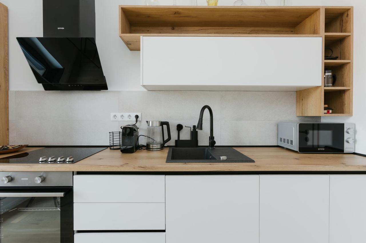 The Forest - Luxe Central Apt With Free Secured Parking Брашов Экстерьер фото