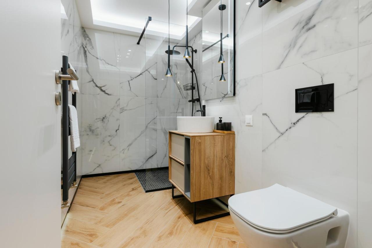 The Forest - Luxe Central Apt With Free Secured Parking Брашов Экстерьер фото
