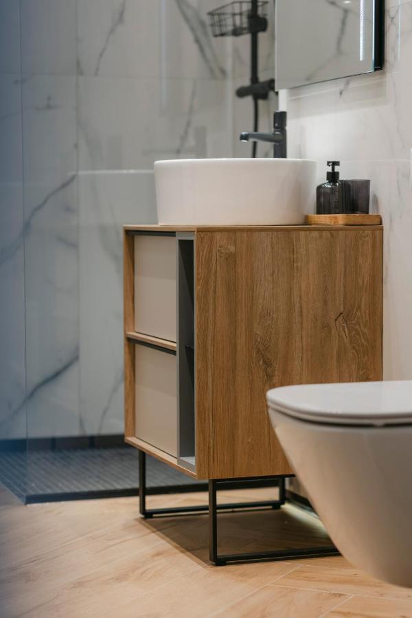 The Forest - Luxe Central Apt With Free Secured Parking Брашов Экстерьер фото